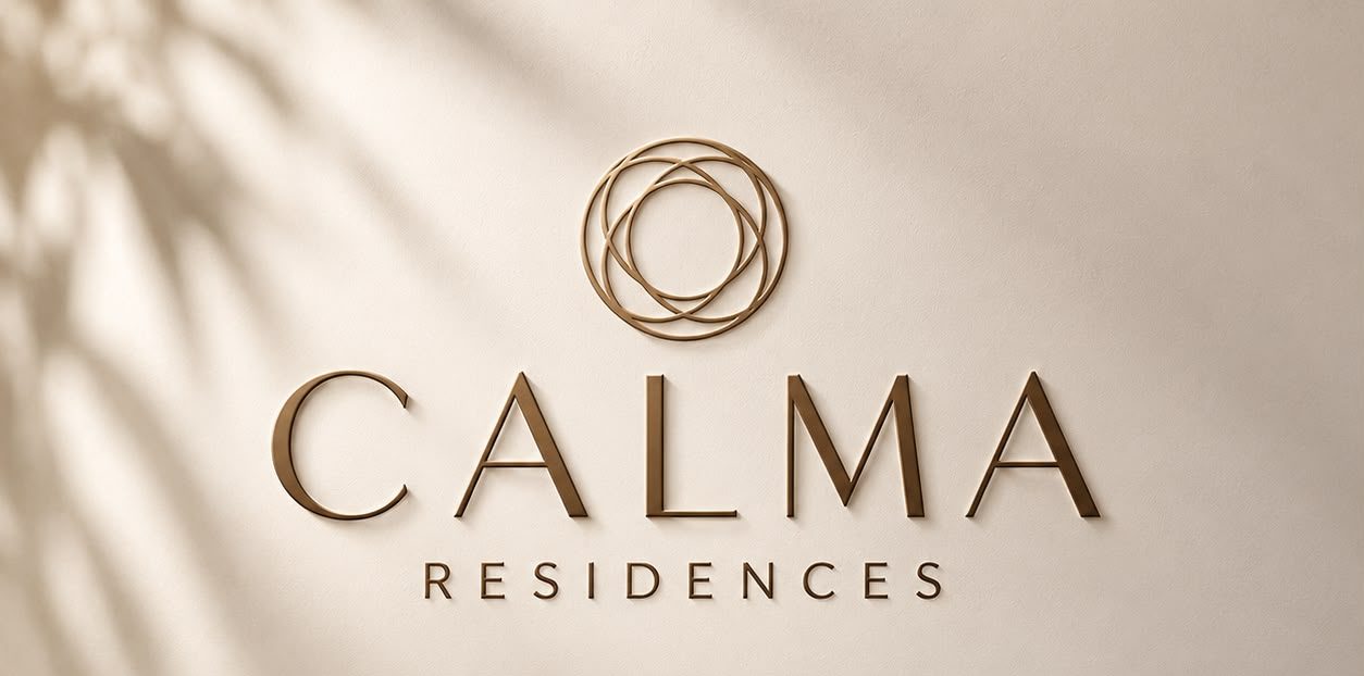 شعار CALMA Residences على جدار بإضاءة ناعمة